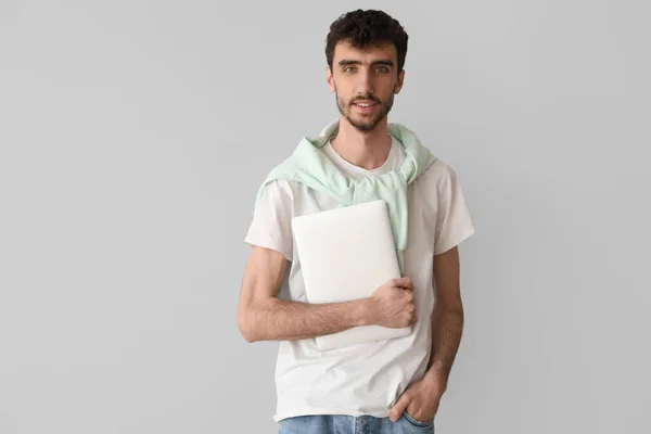 Junger Mann Mit Laptop Auf Hellem Hintergrund — Stockfoto