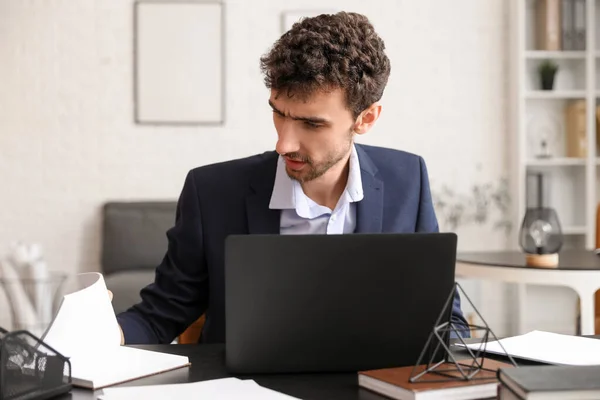 Молодий Бізнесмен Працює Ноутбуком Столом Офісі — стокове фото