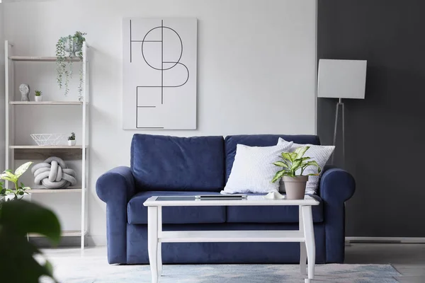 Interior Elegante Sala Estar Con Acogedor Sofá Azul Moderno Ordenador —  Fotos de Stock