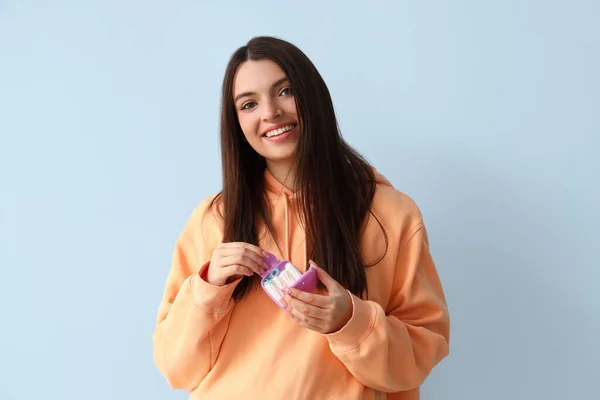 Young Woman Case Tampons Blue Background — Stock Photo, Image