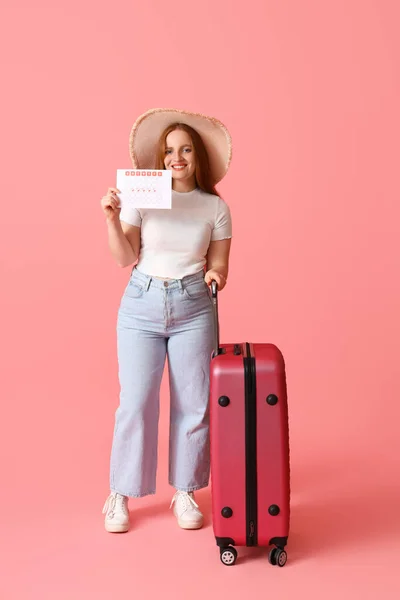 Junge Frau Mit Menstruationskalender Und Koffer Auf Rosa Hintergrund — Stockfoto