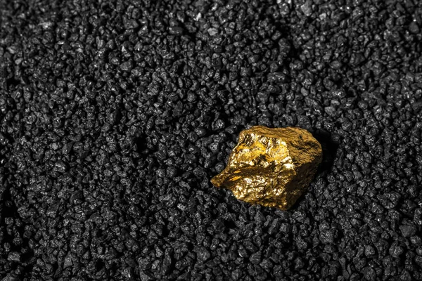 黑煤上的金块 — 图库照片