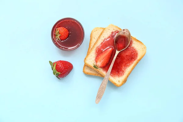 Leckere Toasts Mit Süßer Erdbeermarmelade Auf Blauem Hintergrund — Stockfoto