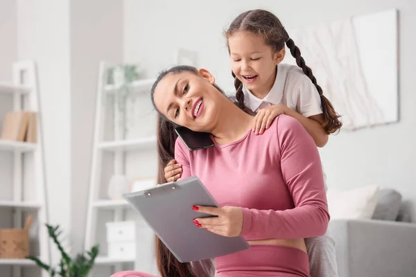 Working Mother Her Little Daughter Home — Stock Photo, Image