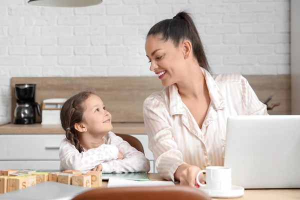 Working Mother Her Little Daughter Reading Book Kitchen — Stock Photo, Image
