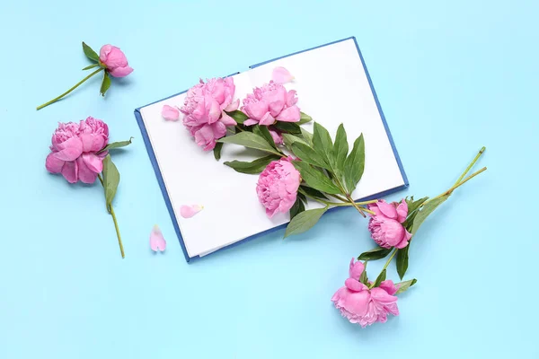 Sammansã Ttning Med Tom Ppen Bok Och Vackra Pion Blommor — Stockfoto