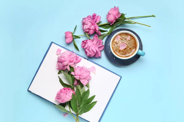 Composición Con Taza Café Libro Hermosas Flores Peonía Sobre Fondo — Foto de Stock