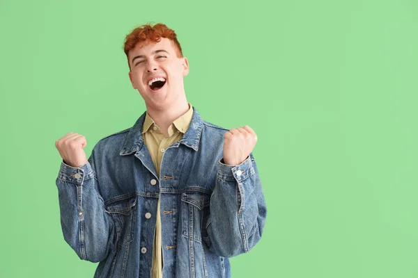 緑の背景に幸せな若い赤毛の男 — ストック写真
