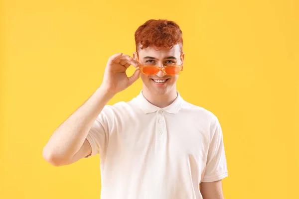 Νεαρός Κοκκινομάλλης Κομψά Γυαλιά Ηλίου Κίτρινο Φόντο — Φωτογραφία Αρχείου