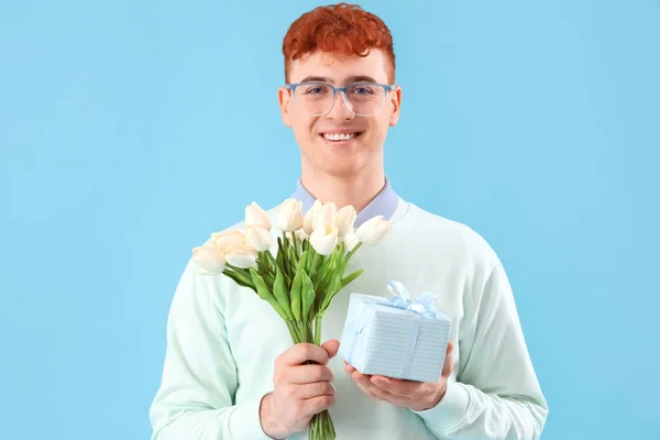 Молодий Рудий Чоловік Тюльпанами Подарунковою Коробкою Синьому Фоні — стокове фото