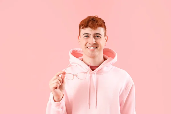 Ung Rödhårig Man Med Glasögon Rosa Bakgrund — Stockfoto