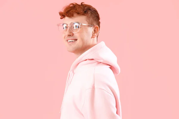 Mladý Ryšavý Muž Brýlích Růžovém Pozadí — Stock fotografie