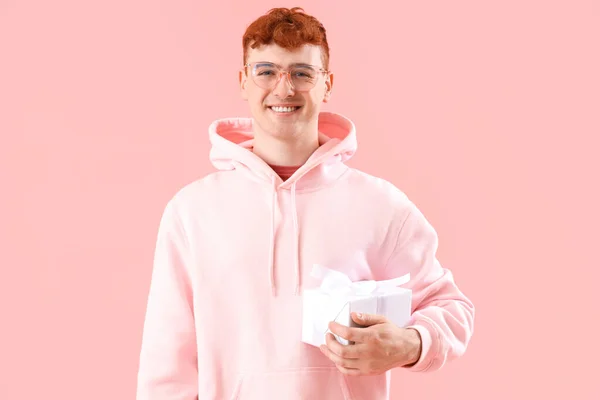 Jovem Ruiva Homem Com Caixa Presente Fundo Rosa — Fotografia de Stock