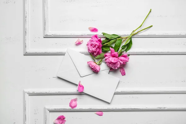 Composition Blank Card Envelope Beautiful Peony Flowers Light Background — Stock Photo, Image