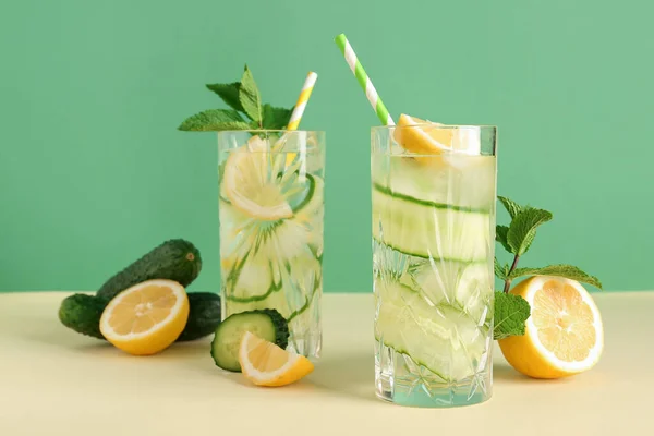Bril Van Limonade Met Komkommer Munt Kleurrijke Achtergrond — Stockfoto