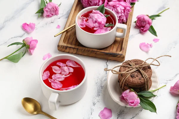 Çay Fincanları Kurabiyeler Hafif Arka Planda Güzel Şakayık Çiçekleri Olan — Stok fotoğraf