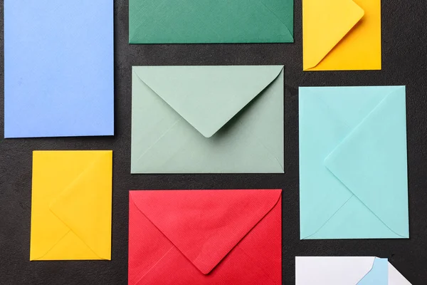 Composição Com Envelopes Coloridos Sobre Fundo Escuro Close — Fotografia de Stock