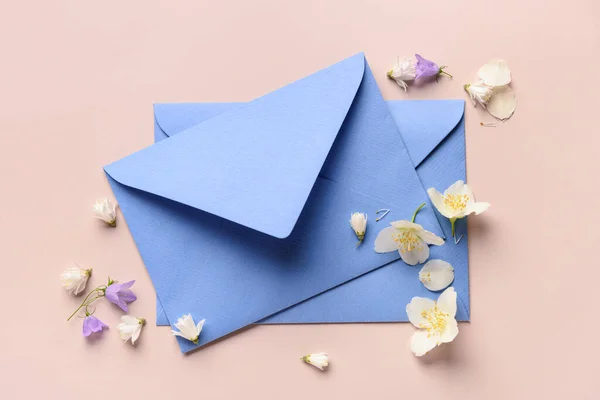 Samenstelling Met Enveloppen Mooie Bloemen Kleur Achtergrond — Stockfoto