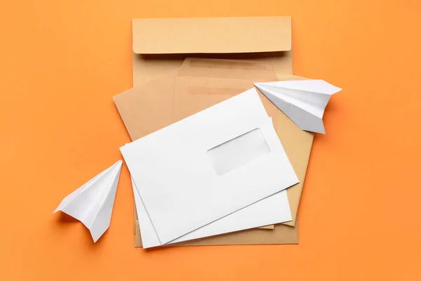 Renkli Arka Planda Farklı Zarflar Kağıt Uçaklar — Stok fotoğraf