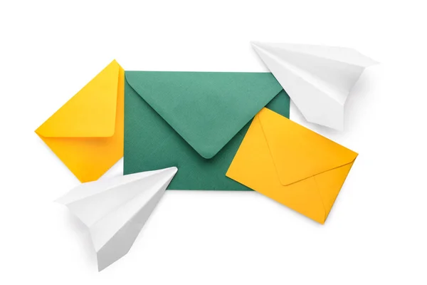Beyaz Zemin Üzerinde Kart Kağıt Uçaklar Olan Zarflar — Stok fotoğraf