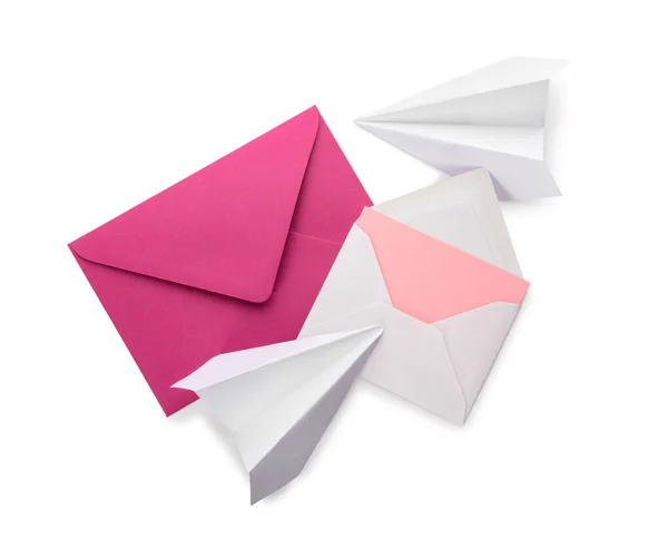 白い背景に分離されたカードと紙飛行機の封筒 — ストック写真