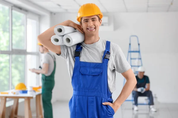 Constructor Masculino Con Fondos Pantalla Habitación —  Fotos de Stock
