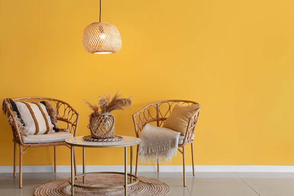Interieur Des Stilvollen Zimmers Mit Leuchtender Deckenlampe Tisch Und Stühlen — Stockfoto