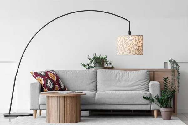 Interior Ruang Tamu Cahaya Dengan Lampu Sofa Dan Meja — Stok Foto