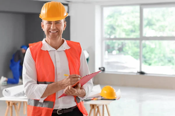 Mature Builder Clipboard Working Room — Stock Photo, Image