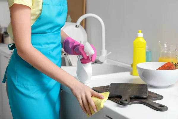 Mulher Jovem Contador Limpeza Com Esponja Cozinha Close — Fotografia de Stock