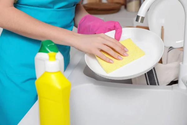 Mujer Joven Lavando Platos Cocina Primer Plano —  Fotos de Stock