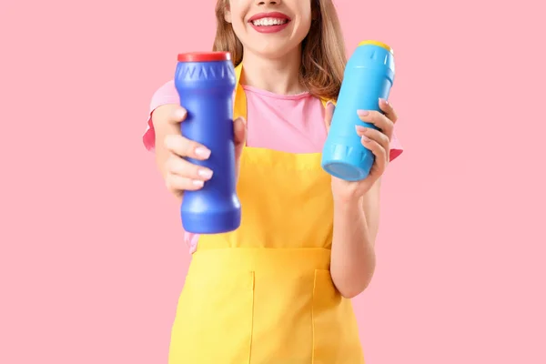 Ung Kvinna Med Flaskor Tvättmedel Rosa Bakgrund Närbild — Stockfoto