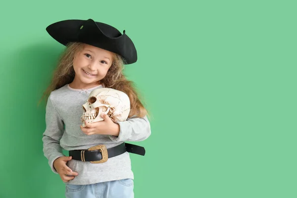 Linda Niña Vestida Pirata Con Cráneo Humano Sobre Fondo Verde —  Fotos de Stock