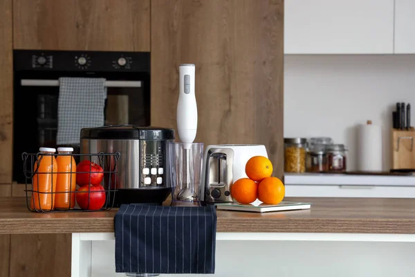 台所で木製のテーブルの上にオレンジとマルチ調理器 ブレンダー トースターとスケール — ストック写真