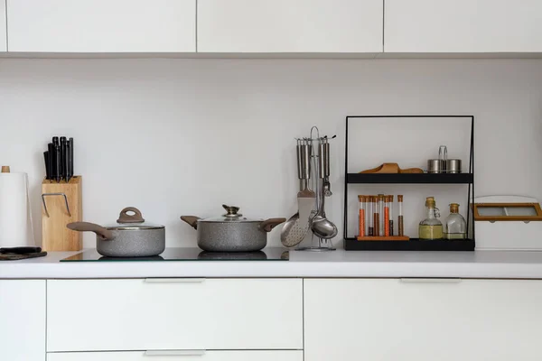 Beyaz Mutfak Tezgahları Elektrikli Ocak Tencere Çatal Bıçak — Stok fotoğraf
