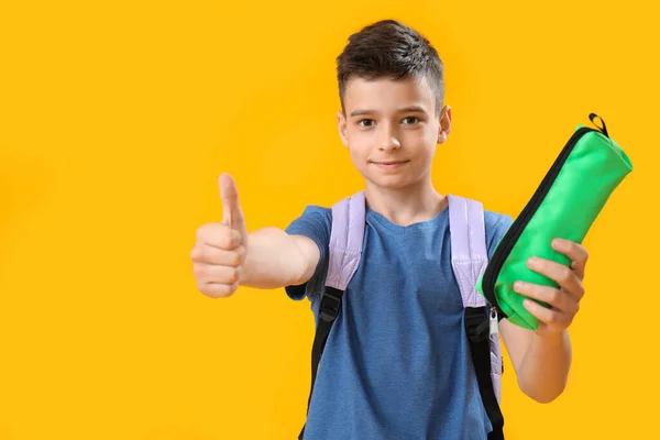 小男中学生 铅笔盒上有橙色背景的大拇指 — 图库照片
