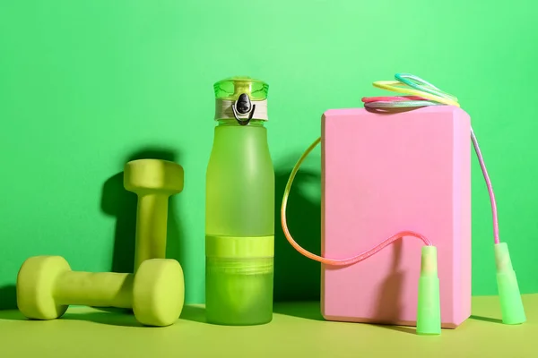 Set Sports Equipment Bottle Water Green Background — Stock Photo, Image
