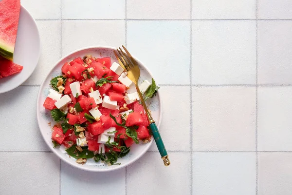 Plaat Van Smakelijke Watermeloen Salade Witte Tegel Achtergrond — Stockfoto