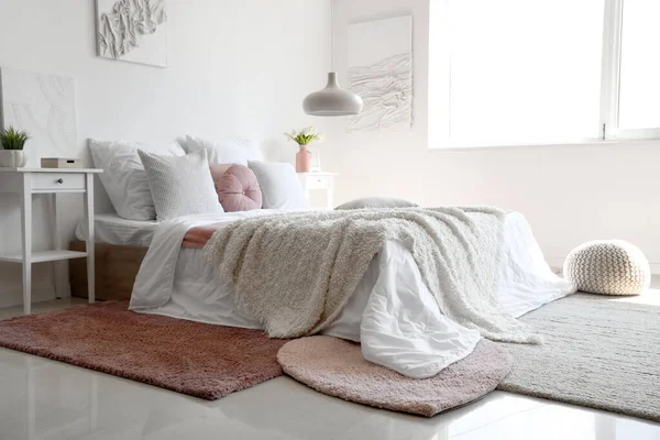 Cozy Bed White Blanket Pillows Interior Light Bedroom — Stock Photo, Image