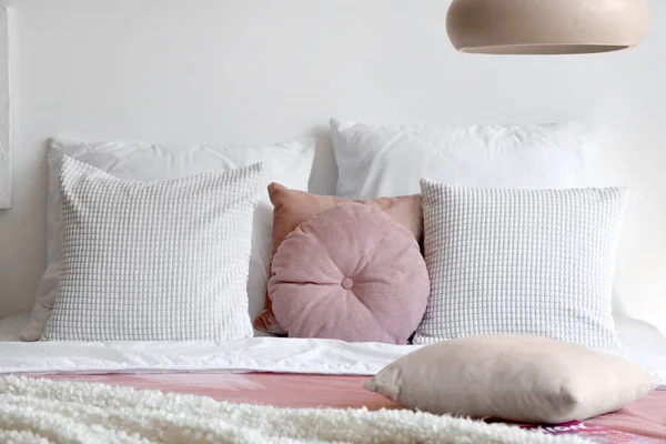 Уютная Кровать Белым Одеялом Подушками Спальне — стоковое фото