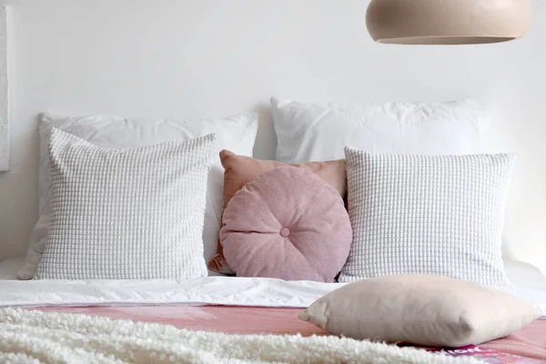 Tempat Tidur Yang Nyaman Dengan Selimut Putih Dan Bantal Kamar — Stok Foto