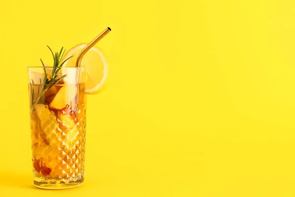 Szklanka Świeżej Lemoniady Brzoskwiniowej Rozmarynem Żółtym Tle — Zdjęcie stockowe