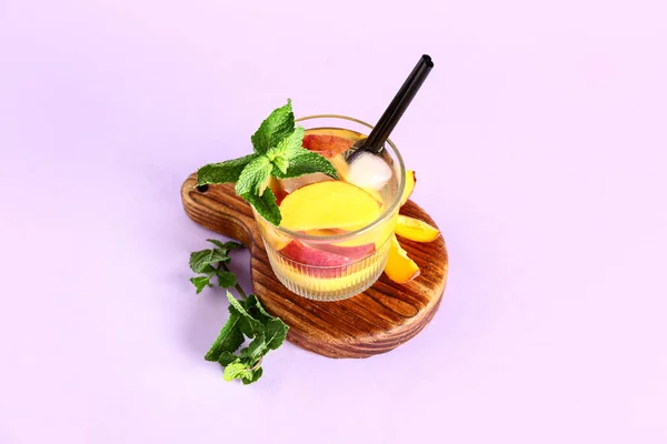 Wooden Board Glass Fresh Peach Lemonade Mint Lilac Background — Stock Photo, Image