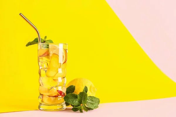 Glas Färsk Persika Lemonad Med Mynta Färgglada Bakgrund — Stockfoto