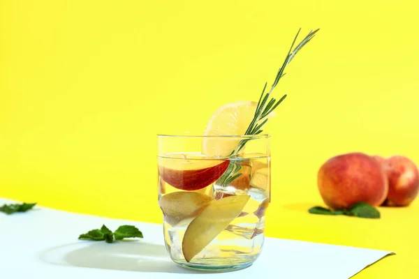 Glas Frische Pfirsich Limonade Mit Rosmarin Und Minze Auf Buntem — Stockfoto