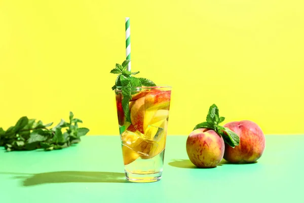 Glas Färsk Persika Lemonad Med Mynta Färgglada Bakgrund — Stockfoto