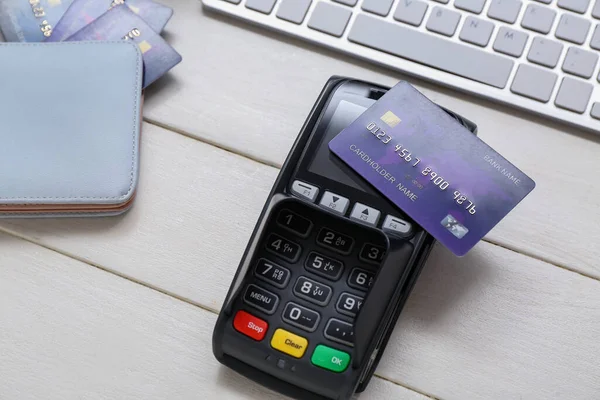 白色木制背景的带有支付终端 钱包和信用卡的键盘 — 图库照片