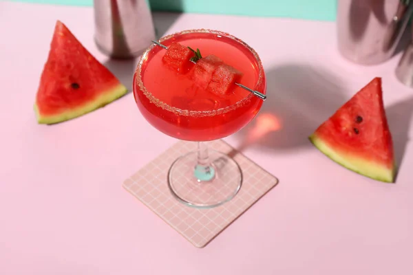 Glas Lekkere Watermeloen Cocktail Met Shakers Roze Achtergrond — Stockfoto