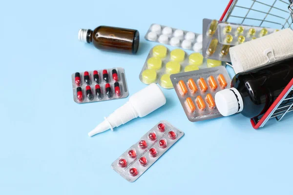 Mini Bevásárlókosár Különböző Gyógyszerekkel Kék Alapon — Stock Fotó