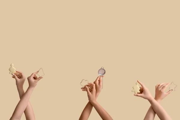 Mãos Femininas Com Formas Cozimento Biscoitos Peneira Fundo Bege — Fotografia de Stock